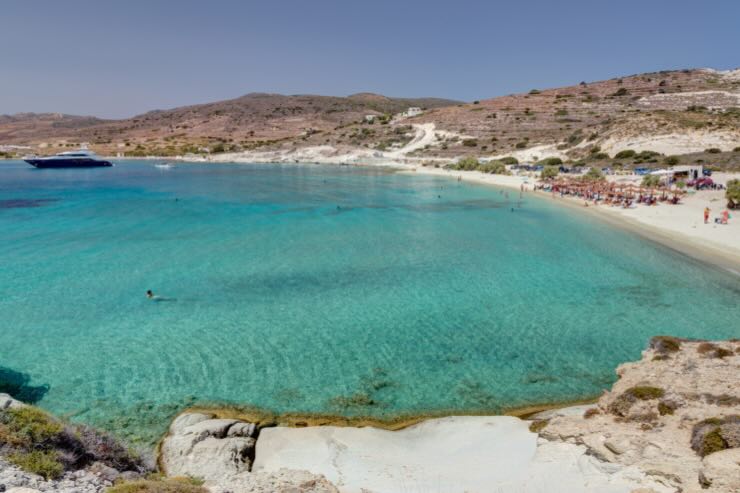 spiaggia di mare turchese in Grecia 