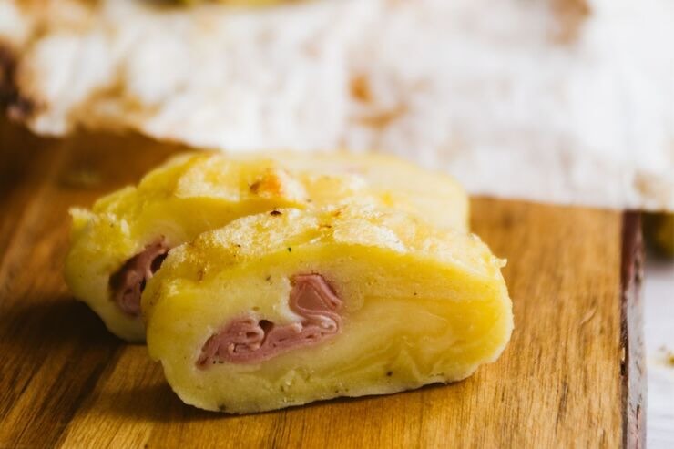 rotolo di patate su tagliere di legno