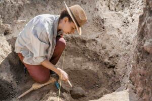 archeologa che scava