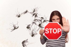 zanzare e donna con segnale stop