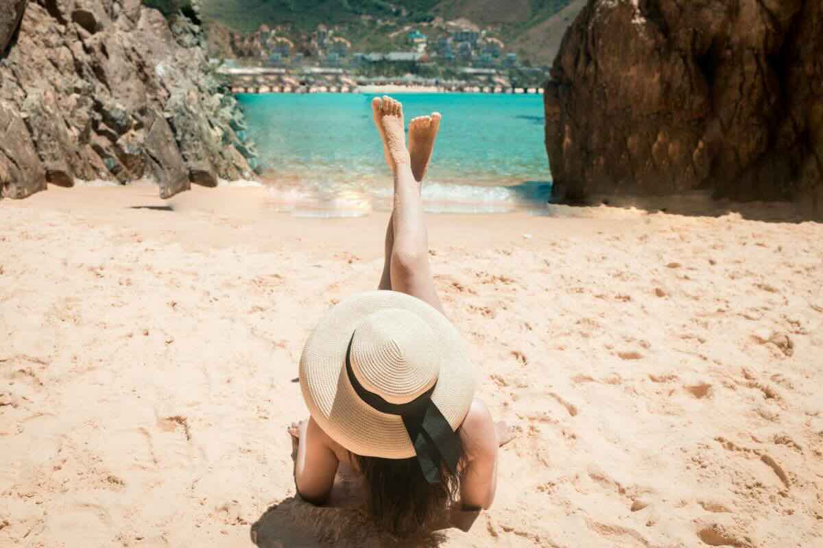 Donna si rilassa in spiaggia
