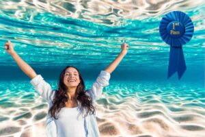 donna felice, acqua mare e coccarda primo posto