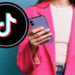 Donna con cellulare, logo TikTok