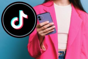 Donna con cellulare, logo TikTok