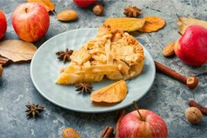 Pezzo di torta con mele