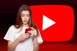 Donna con cellulare, logo YouTube