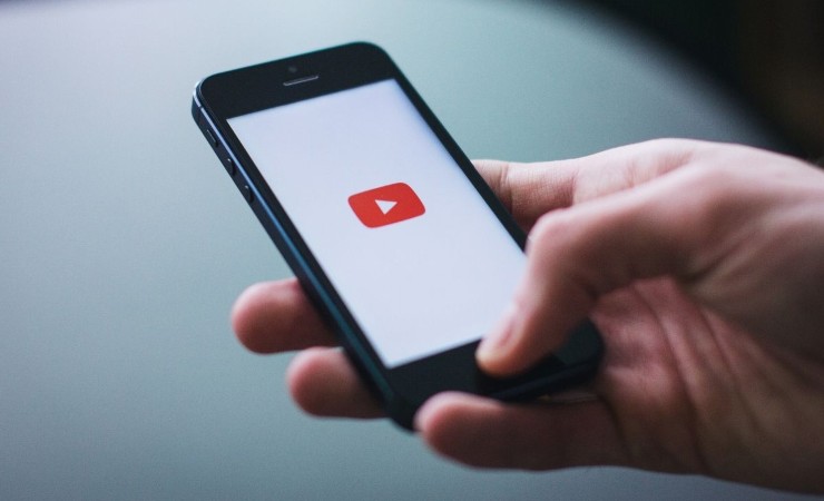 uomo usa youtube su smartphone
